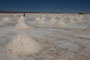 Bolivien. Auf mehr als 3600 Metern Höhe, liegt der Salar de Uyuni, der größte Salzsee unserer Erde. In schwerer körperlicher Handarbeit wir hier das wertvolle Salz gewonnen.