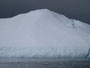 Grönland. Bootsfahrt im Polarmeer. Diese riesigen Eisberge sind Abbruchstücke des Inlandeises auf Grönland.