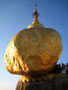 Myanmar. Der goldene Felsen von Kyaiktiyo ist einer der heiligsten Orte des Landes. Der Legende nach hält ein Haar von Buddha den Felsen im Gleichgewicht. Jeder Buddhist in Myanmar pilgert mindestens einmal im Leben hierher.