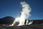 Chile. Das Geysirfeld von El Tatio. Jeden Morgen kurz vor Sonnenaufgang erwachen hier auf 4.300 m Höhe wie von Geisterhand Heißwasserfontänen und Dampfschwaden zum Leben. Bei minus 15°C ist dies ein eiskaltes Schauspiel.