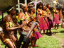 Papua Neuguinea. Provinz Madang. Das Tanzen und Singen hat in der Kultur von Papua Neuguinea einen sehr hohen Stellenwert. Ein Sing Sing mit Geistertanz festigt den Zusammenhalt des Stammes und schreckt die Feinde ab.