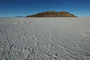 Bolivien. Im Südwesten Boliviens, auf mehr als 3600 Metern Höhe, liegt der Salar de Uyuni, der größte Salzsee unserer Erde. Über 140 km lang und 110 km breit erstreckt sich dieses weiße Wunder der Natur mit seiner fast 10 m dicken Salzkruste.