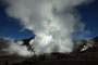 Chile. Das Geysirfeld von El Tatio. Jeden Morgen kurz vor Sonnenaufgang erwachen hier auf 4.300 m Höhe wie von Geisterhand Heißwasserfontänen und Dampfschwaden zum Leben. Bei minus 15°C ist dies ein eiskaltes Schauspiel.