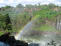 "Das große Wasser". Die beeindruckenden Wasserfälle von Iguazu´. An der Grenze zwischen Brasilien und Argentinien stürzen die Fluten des Rio Iguazu´ auf einer Breite von über 2.700 m in eine 75 m tiefe Schlucht.