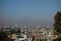 Mexico. Puebla liegt in einem zentralmexikanischen Tal auf 2.175 m Höhe und ist von Vulkanen und Bergen der Sierra Nevada umgeben. Im Hintergrund erhebt sich majestätisch der 5.286 m hohe Vulkan Popocatépetl. 