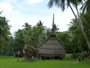 Papua Neuguinea. Provinz East Sepik. Dorfbesuch am Sepik-Fluss. Die Langhäuser sind die Geisterhäuser am Sepik. Im Inneren verbergen sich mystische Schnitzereien und heilige Gegenstände. Hier nehmen die Männer des Clans Kontakt mit ihren Vorfahren auf.
