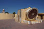 Indien. Jaipur. Das astronomische Observatorium Jantar Mantar wurde zwischen 1728 und 1734 nach Plänen und Modellen von Maharaja Jai Singh II erbaut. Die Genauigkeit der Instrumente ist auch heute noch verblüffend. 