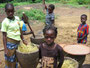 Elfenbeinküste. Dorfbesuch beim Stamm der Yacouba. Für die harte Arbeit im Dorf sind die Frauen und Kinder zuständig. 