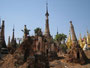Myanmar. Der Inle-See. Hier ist die Heimat der Inthas, der "Söhne des Sees". Das geheimnisvolle Pagodenfeld von Shwe-Inn-Thein.
