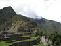 Peru. Machu Picchu. Das schönste und rätselhafteste Zeugnis der Inkazeit liegt auf 2.500 m Höhe. Vom Tal aus ist nichts von der gewaltigen Anlage zu sehen. Erst im Jahre 1911 wurden die Ruinen wiederentdeckt. Ein unbeschreiblicher Anblick.