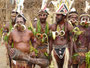 Papua Neuguinea. Provinz East New Britain. Masken-Zeremonie in Kokopo. Einmal im Jahr treffen sich die Einheimischen aus allen Provinzen, um ihre Tänze und Riten aufzuführen. Mit Hilfe der traditionellen Masken sollen die bösen Geister vertrieben werden.