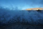 Chile. Das Geysirfeld von El Tatio. Jeden Morgen kurz vor Sonnenaufgang erwachen hier auf 4.300 m Höhe wie von Geisterhand Heißwasserfontänen und Dampfschwaden zum Leben. Bei minus 15°C ist dies ein eiskaltes Schauspiel.