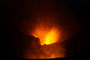 Vanuatu. Der Yasur ist einer der aktivsten Vulkane der Erde. Seit über 800 Jahren spuckt er fast im Minutentakt Lavafontänen, Steinbomben und Rauch in die Höhe. Dazu lassen gewaltige Explosionen die Erde beben. Ein phantastisches Naturschauspiel.