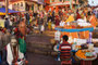 Indien. Varanasi. Was Mekka für die Moslems, das ist Varanasi für die Hindus - die Heiligste unter den Städten. Seit Jahrtausenden strömen Millionen Pilger an den Ganges, um beim rituellen Bad von ihren Sünden gereinigt zu werden.