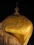 Myanmar. Der goldene Felsen von Kyaiktiyo ist einer der heiligsten Orte des Landes. Der Legende nach hält ein Haar von Buddha den Felsen im Gleichgewicht. Jeder Buddhist in Myanmar pilgert mindestens einmal im Leben hierher.