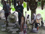 Papua Neuguinea. Provinz East Sepik. Dorfbesuch am Sepik-Fluss. Die Langhäuser sind die Geisterhäuser am Sepik. Im Inneren verbergen sich mystische Schnitzereien und heilige Gegenstände. Hier nehmen die Männer des Clans Kontakt mit ihren Vorfahren auf.
