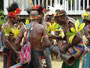 Papua Neuguinea. Provinz East Sepik. Dorfbesuch am Sepik-Fluss. Das Tanzen und Singen hat in der Kultur von Papua Neuguinea einen sehr hohen Stellenwert. Ein Sing Sing mit Geistertanz festigt den Zusammenhalt des Stammes und schreckt die Feinde ab.