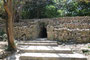 Mexico. Anders als alle anderen Maya-Fundstätten liegt Tulum direkt am Meer. Vermutlich war Tulum wegen seiner günstigen Lage am Meer ein wichtiger Handelsplatz der Maya und verfügte über ein gut entwickeltes Verteidigungssystem.