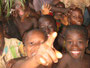 Elfenbeinküste. Nirgends auf der Welt wird man von den Kindern so stürmisch begrüßt wie in Westafrika.