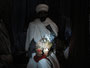 Äthiopien. Der Norden. Die einzigartigen Felsenkirchen von Lalibela. Der Legende nach vollendeten nachts die Engel das Wunder. Priester in der berühmten Georgskirche.