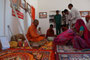 Indien. Khimsar. Besuch beim örtlichen Priester.