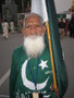 Pakistan. Provinz Punjab. Nahe der Stadt Wagah gibt es den einzigen Grenzübergang von Pakistan nach Indien. Jeden Abend findet hier eine spektakuläre Grenzschließungszeremonie statt. Beiderseits der Grenze feiern dabei tausende Besucher.