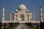 Indien. Agra. Das Taj Mahal ist das Zeichen einer unsterblichen Liebe und eines der schönsten Bauwerke auf unserer Erde. Der Großmogul Shah Jahan ließ es zum Gedenken an seine im Jahre 1631 verstorbene Lieblingsfrau Mumtaz Mahal erbauen. 