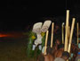 Papua Neuguinea. Bergdorf Baining. Hier beginnen die Dorfbewohner in der Nacht mit dem spektakulären Feuertanz.