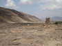 Expedition Danakil-Wüste. Fahrt nach Afrera. Grabstätte der Afar. Aufgrund des harten vulkanischen Bodens werden die Verstorbenen in aufgeschichteten Steingräbern bestattet.