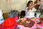 Mexico. Besuch in der riesigen Markthalle von Oaxaca. Frittierte Heuschrecken sind in Mexico ein beliebter Snack und werden wie Chips bei uns geknabbert.