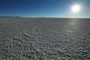 Bolivien. Im Südwesten Boliviens, auf mehr als 3600 Metern Höhe, liegt der Salar de Uyuni, der größte Salzsee unserer Erde. Über 140 km lang und 110 km breit erstreckt sich dieses weiße Wunder der Natur mit seiner fast 10 m dicken Salzkruste.
