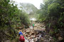 Karibikinsel Dominica. Eine der spannendsten Touren in der Karibik ist die Wanderung zum Boiling Lake. Für die ca. 13 km und 900 hm benötigt man etwa 6 Stunden. Dabei wird von steilen Abhängen bis zu vulkanischen Abgründen alles geboten. Perfekt. 