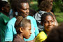 Vanuatu. Ein besonderer Höhepunkt ist der Besuch in den einheimischen Dörfern. Nur wenige Touristen finden den Weg hierher. Die gastfreundlichen Menschen leben von und mit der Natur.