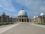 Elfenbeinküste. Hauptstadt Yamoussoukro. Die größte Kathedrale der Welt "Notre-Dame-de-la-Paix" wurde dem Petersdom in Rom nachgebaut und im Jahre 1990 von Papst Johannes Paul II. eingeweiht. Die Baukosten betrugen etwa 200 Millionen Euro.