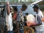 Sierra Leone. Getankt wird auf dem Land spontan an der Straße. Tankstellen sucht man vergebens.