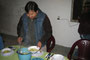 Bolivien. Das Dorf Quetena Chico liegt auf über 4.600 m Höhe. Das beste Hotel im Dorf - Das Hostal Quetena. Eine heiße Suppe und Coca-Tee sind die beste Medizin gegen die eisige Kälte und die dünne Luft.