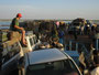 Mali. Wer nach Timbuktu will, muss mit dieser uralten Fähre den Niger überqueren. LKW, Menschen und Tiere - alles darf mit.