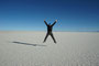 Bolivien. Im Südwesten Boliviens, auf mehr als 3600 Metern Höhe, liegt der Salar de Uyuni, der größte Salzsee unserer Erde. Über 140 km lang und 110 km breit erstreckt sich dieses weiße Wunder der Natur mit seiner fast 10 m dicken Salzkruste.