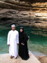 Oman. Das Bimah Sinkhole. Von dieser ehemaligen Kalksteinhöhle stürzte vor langer Zeit die Decke ein. Heute ist es ein beliebtes Ausflugsziel der Hauptstädter.
