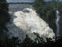 "Donnernder Rauch". Die gewaltigen Victoria-Wasserfälle. An der Grenze zwischen Sambia und Simbabwe stürzen die Fluten des Sambesi in eine 110 m tiefe Schlucht.