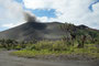Vanuatu. Wanderung durch die Ascheebene des Yasur-Vulkans zum Dorf John Frum Village. Dabei begleiten uns die donnernden Explosionen des Yasur.