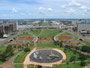 Brasilien. Hauptstadt Brasilia. Die künstliche Stadt, am Reißbrett entworfen. In 1000 Tagen stampften Heere von Bauarbeitern bis 1960 Brasilia aus der roten Erde. Wie ein riesiges Raumschiff liegt die Stadt unter dem blauen Himmel. 