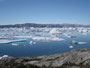 Grönland. Durch den Sermilik-Fjord treiben das ganze Jahr unzählige Eisberge.