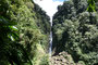 Karibikinsel Dominica. Die Middleham Falls zählen zu den schönsten Wasserfällen von Dominica. Wer möchte, kann im Wasserbecken ein erfrischendes Bad nehmen.