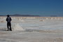 Bolivien. Auf mehr als 3600 Metern Höhe, liegt der Salar de Uyuni, der größte Salzsee unserer Erde. In schwerer körperlicher Handarbeit wir hier das wertvolle Salz gewonnen.