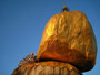Myanmar. Der goldene Felsen von Kyaiktiyo ist einer der heiligsten Orte des Landes. Der Legende nach hält ein Haar von Buddha den Felsen im Gleichgewicht. Jeder Buddhist in Myanmar pilgert mindestens einmal im Leben hierher.