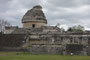 Mexico. Chichén Itzá ist eine der bedeutendsten Ruinenstätten auf der Halbinsel Yucatán. Sie gehört zur späten Maya-Kultur. Einzigartig ist, wie in Chichén Itzá verschiedene Architekturstile verwendet wurden. Heute sind die Ruinen UNESCO-Weltkulturerbe.