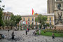 Bolivien. Die Hauptstadt La Paz liegt auf etwa 3.600 m Höhe und ist damit eine der am höchsten gelegenen Großstädte der Erde. Das Zentrum der Stadt ist die "Plaza Pedro Domingo" mit dem Regierungssitz und dem Parlament.
