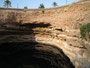 Oman. Das Bimah Sinkhole. Von dieser ehemaligen Kalksteinhöhle stürzte vor langer Zeit die Decke ein. Heute ist es ein beliebtes Ausflugsziel der Hauptstädter.