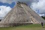 Mexico. Uxmal, ca. 600 n. Chr. entstanden, war ehemals eine der großen und kulturell bedeutenden Städte der Maya. Der Name Uxmal steht in der Mayasprache für „die dreimal Erbaute". Die Bedeutung vieler Bauten gibt bis heute noch Rätsel auf. 